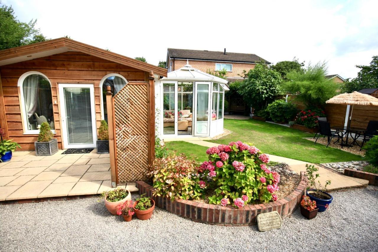 Formby Pinewood Studio Bed & Breakfast Exterior photo